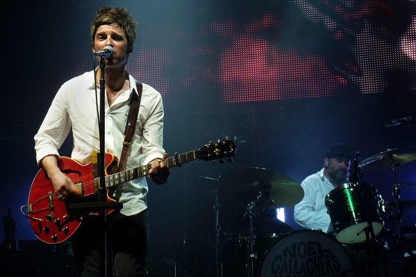 1200px-Noel_Gallagher's_High_Flying_Birds_@_Mexico_City,_April_10th,_2012